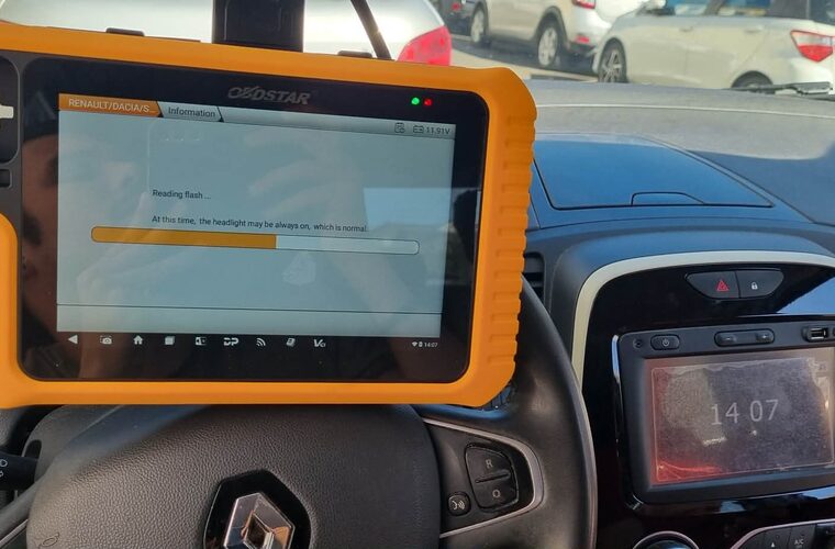 Codage de clé sur Renault Captur, valise de diagnostic dans le véhicule