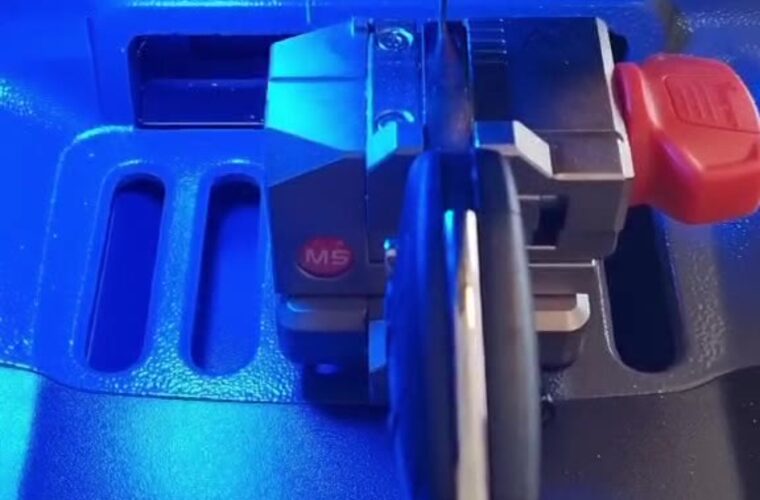 Machine à tailler les clés en cours de découpe