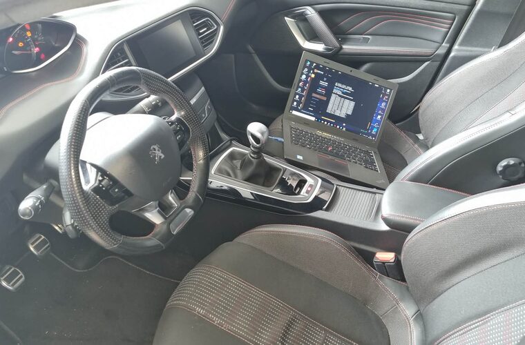 Valise de diagnostic et ordinateur dans l habitacle d une Peugeot 308 GTi