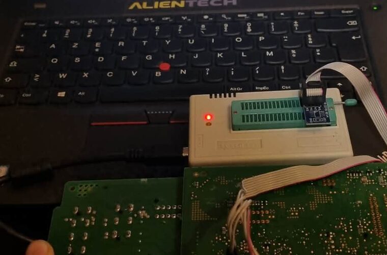 Analyse des cartes électroniques sur l établi avec ordinateur