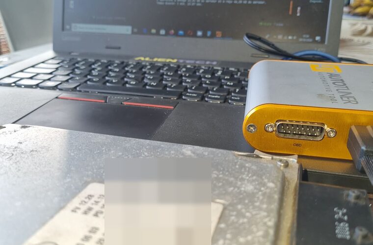 Calculateur en lecture sur banc avec interface Autotuner et ordinateur