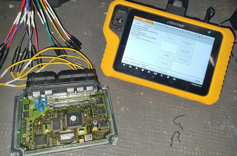 Calculateur Volkswagen EDC15P+ relié au faisceau de banc, alimentation stabilisée