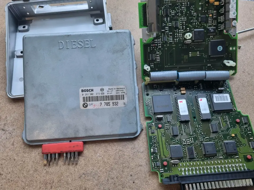 Calculateur diesel Bosch EDC15 de BMW ouvert, avec sa carte électronique et ses mémoires
